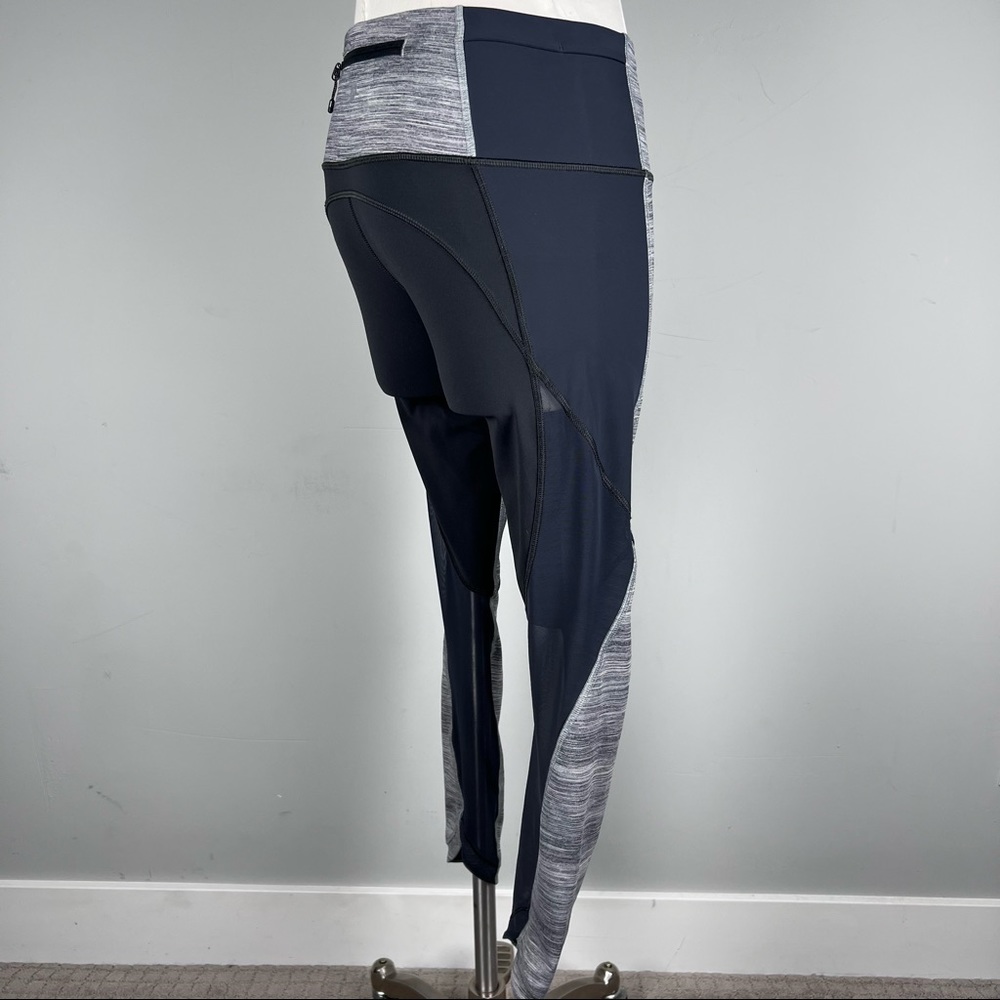 Like New-Lululemon Grey Striped Mesh Running Leggings with Zipper Pocket Size 8 - Picture 9 of 14